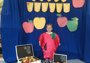 Natalia w stroju jabłka